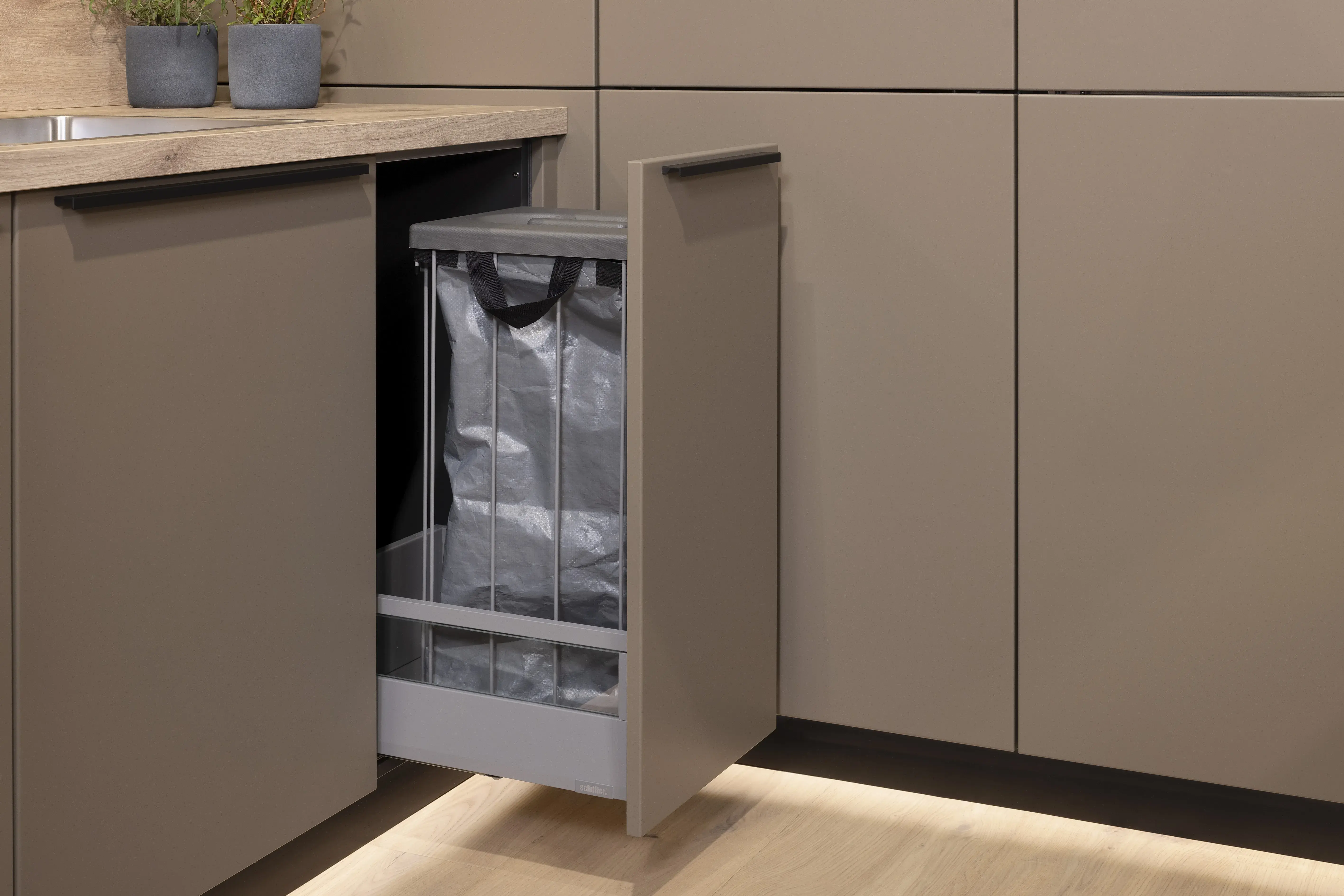 APL: Patagonia Eiche NB Front: Kaschmirbraun satin Front: Sepiabraun satin Korpus: Lavaschwarz Griff: Metall Schwarz Geräte: Bosch Armatur: Blanco Spüle: Blanco   Features: Farbkombination mit zwei Brauntönen kombiniert mit Eiche APL und Nischenrückwand (NB), Oberschrankplanung, Ablageraum auf Augenhöhe, Thekenlösung mit Tisch, Dunstabzugshaube (Airforce), Edelstahl Aufsatzspüle, Schiebeelemente.