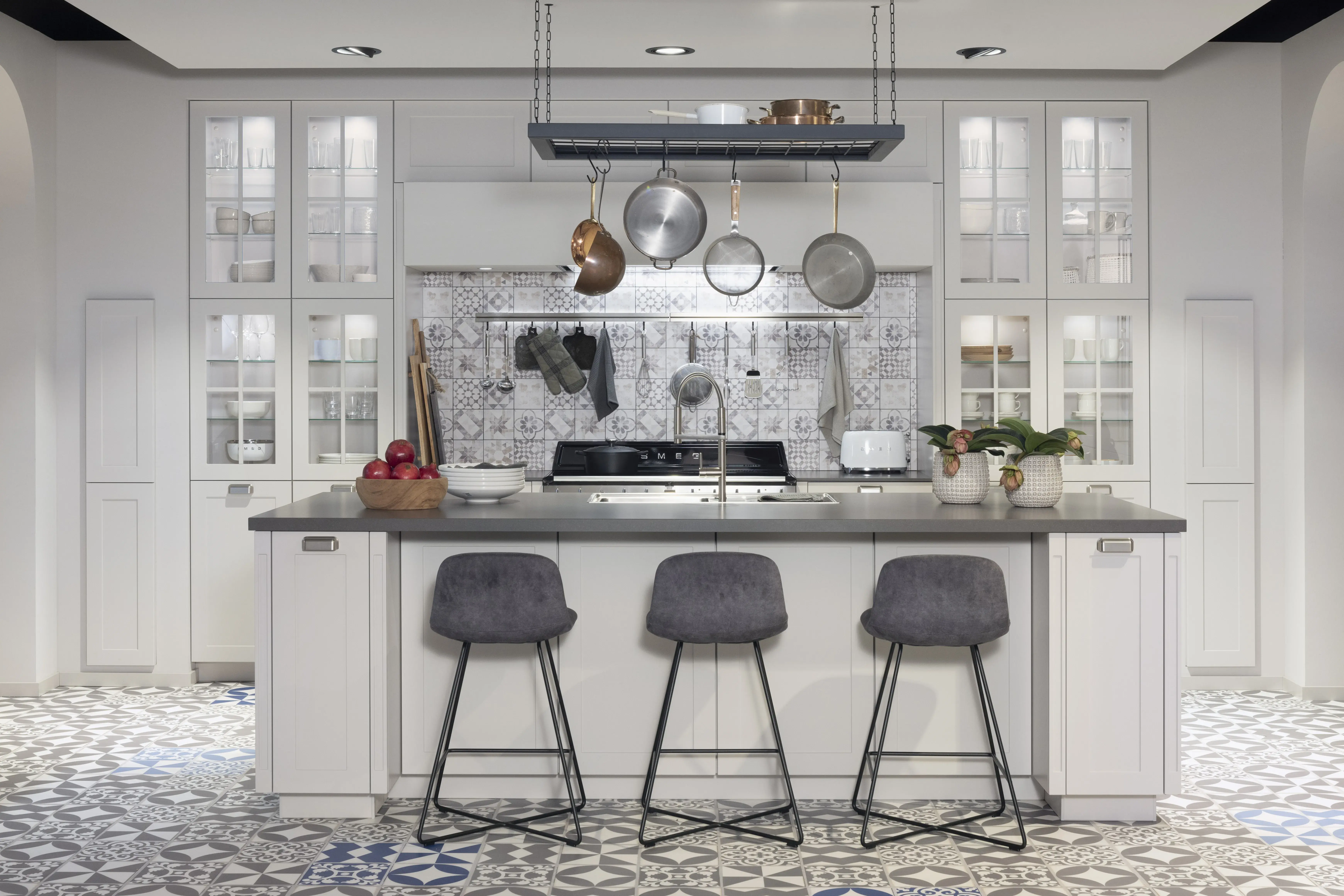 APL: 809 Epic Ash Grain Korpus: 122 Sand Front: 788 Lack, Sand matt  Griff: Aufschraubgriffmuschel Edelstahl-farbig Geräte: Smeg Armatur: Nobili Spüle: Rodi  Features: Landhaus modern, neue Front, Landhaus Backofen von Smeg, bedruckte Fliese als Nischenrückwand, beleuchtete Vitrinen mit Gitter (Landhaus), neue Griffmuschel, eingekofferte Schranklösung, 70er Geräte Einbaukühlschrank mit Front Inox in Edelstahloptik, Thekenlösung mit Barhockern, Dunstabzug als Esse eingebaut, Lichtlösung Dunstabzug. 