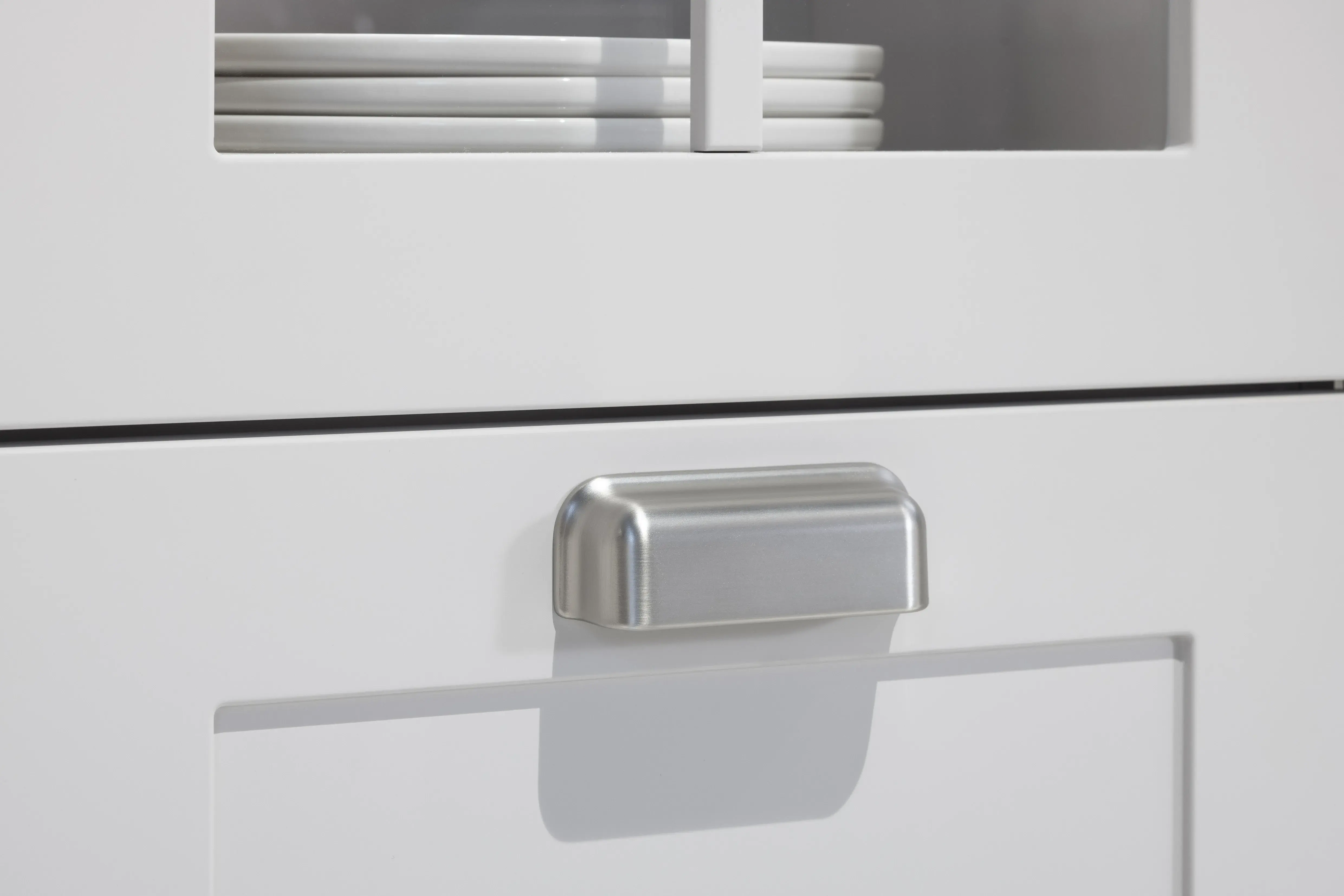 APL: 809 Epic Ash Grain Korpus: 122 Sand Front: 788 Lack, Sand matt  Griff: Aufschraubgriffmuschel Edelstahl-farbig Geräte: Smeg Armatur: Nobili Spüle: Rodi  Features: Landhaus modern, neue Front, Landhaus Backofen von Smeg, bedruckte Fliese als Nischenrückwand, beleuchtete Vitrinen mit Gitter (Landhaus), neue Griffmuschel, eingekofferte Schranklösung, 70er Geräte Einbaukühlschrank mit Front Inox in Edelstahloptik, Thekenlösung mit Barhockern, Dunstabzug als Esse eingebaut, Lichtlösung Dunstabzug. 