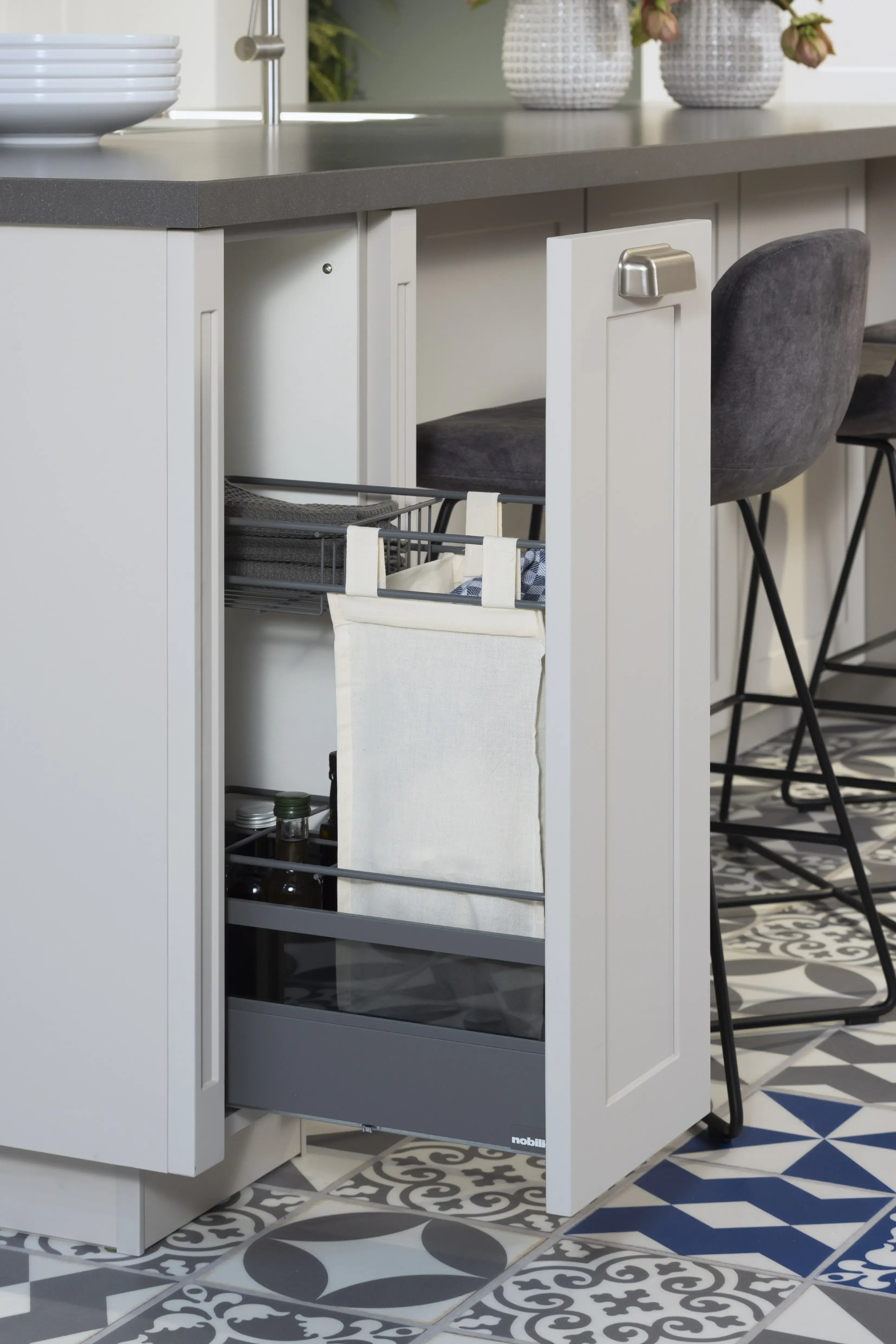 APL: 809 Epic Ash Grain Korpus: 122 Sand Front: 788 Lack, Sand matt  Griff: Aufschraubgriffmuschel Edelstahl-farbig Geräte: Smeg Armatur: Nobili Spüle: Rodi  Features: Landhaus modern, neue Front, Landhaus Backofen von Smeg, bedruckte Fliese als Nischenrückwand, beleuchtete Vitrinen mit Gitter (Landhaus), neue Griffmuschel, eingekofferte Schranklösung, 70er Geräte Einbaukühlschrank mit Front Inox in Edelstahloptik, Thekenlösung mit Barhockern, Dunstabzug als Esse eingebaut, Lichtlösung Dunstabzug. 