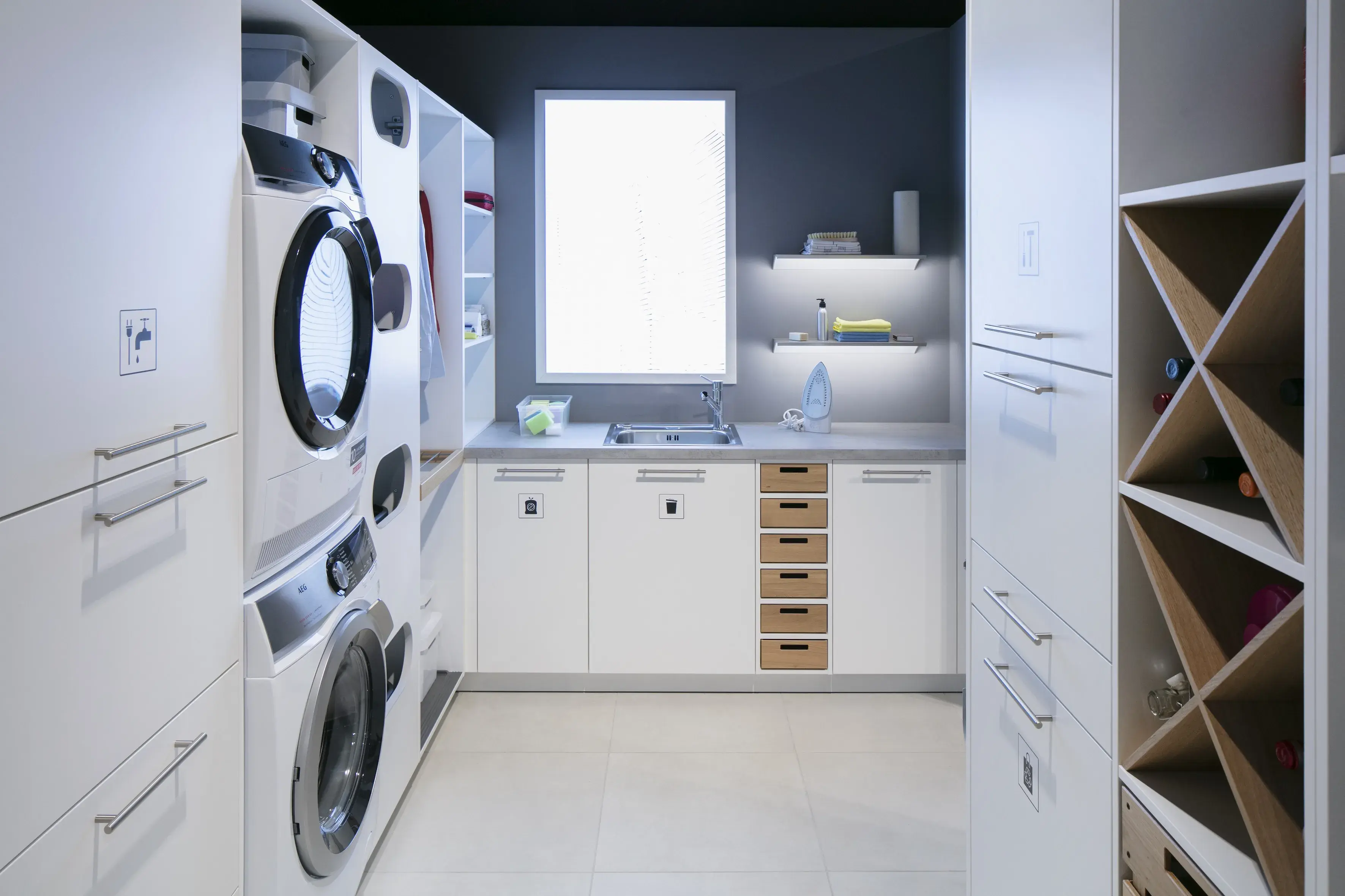 Hauswirtschaftsraum von Schüller mit weißen Möbeln 